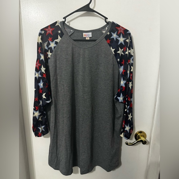 LuLaRoe Gray‎ Top with Star Pattern Sleeves - Picture 1 of 4